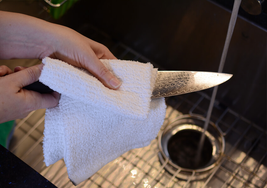 ”Kitchen Knife Care: How to Clean