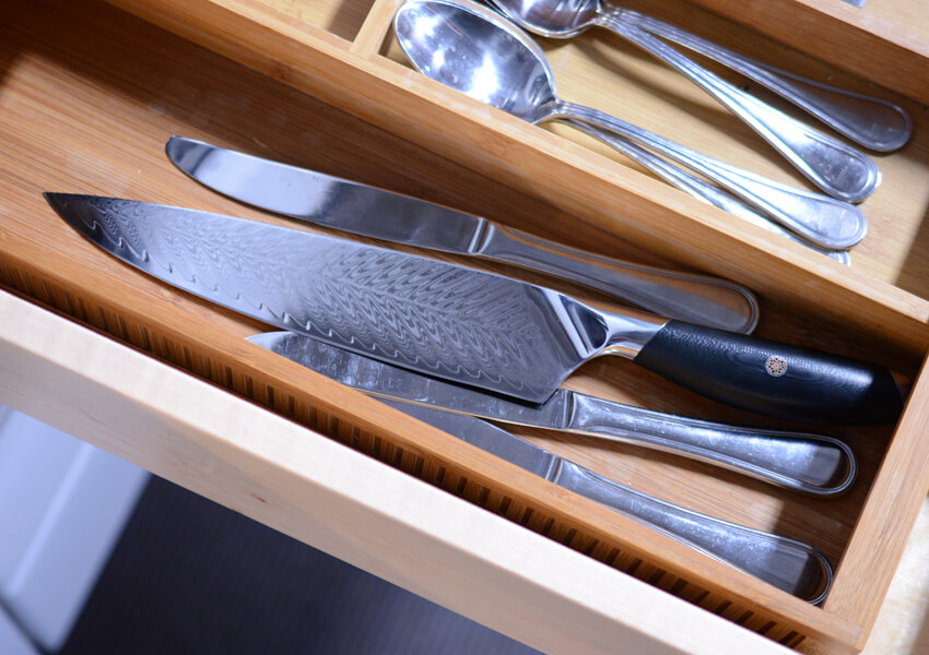 storing kitchen knives